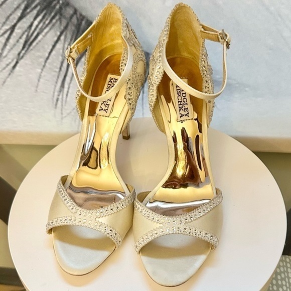 🌸BADGLEY MISCHKA🌸COLLECTION Roxy Sandal Ivory Satin size 9.5 - Picture 5 of 16
